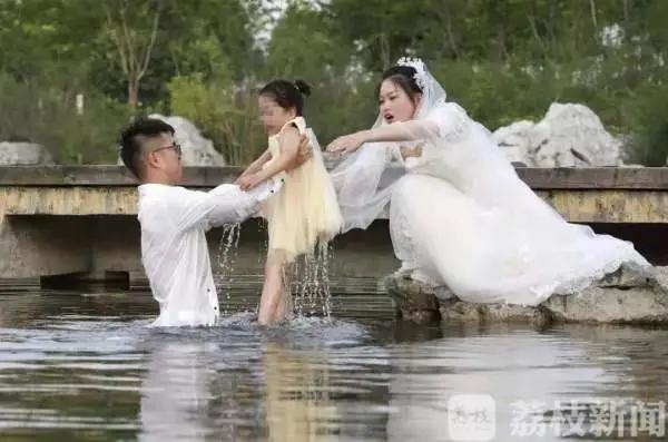 盱眙县：两位新人拍结婚照时遇女童落水，新郎跳水救人, 你怎么看？