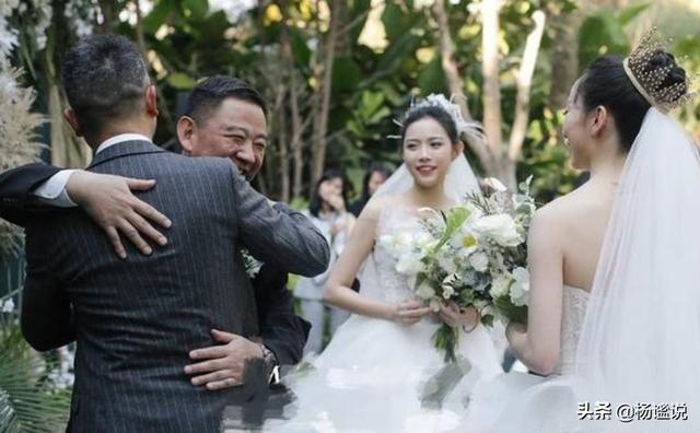杨丽萍徒弟水月和同性恋女友大婚！同家人到场祝福，大家怎么看？